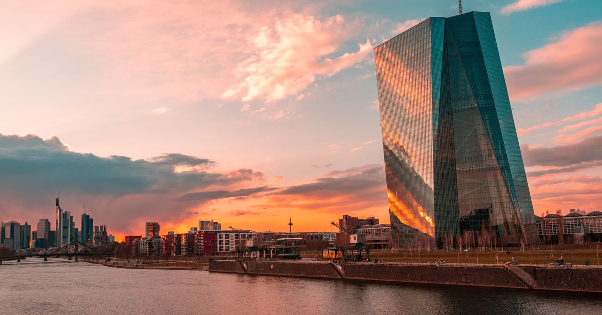 BIS Chief Picks Tokenized Deposits Over Stablecoins